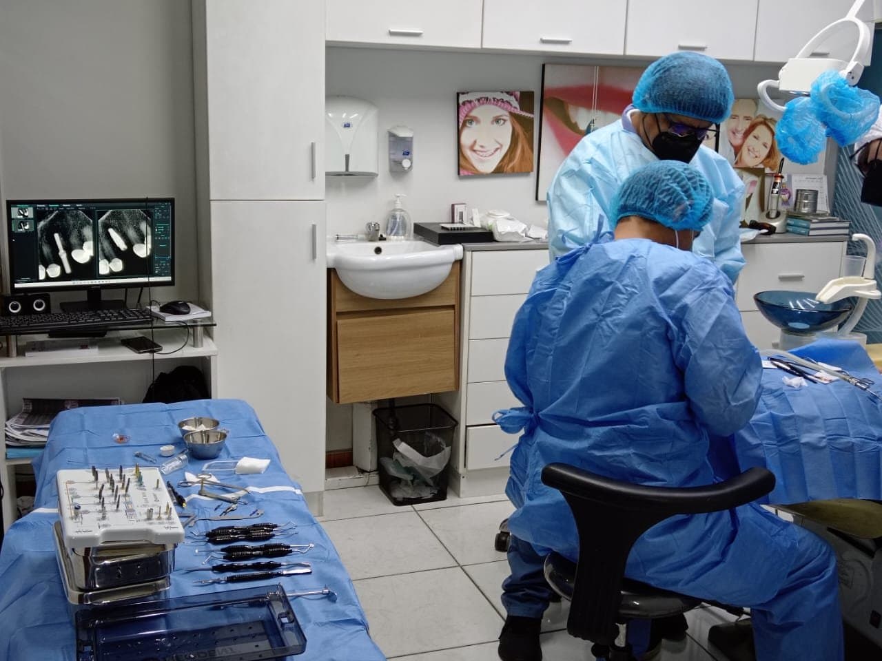 Equipo médico durante un procedimiento de implantes