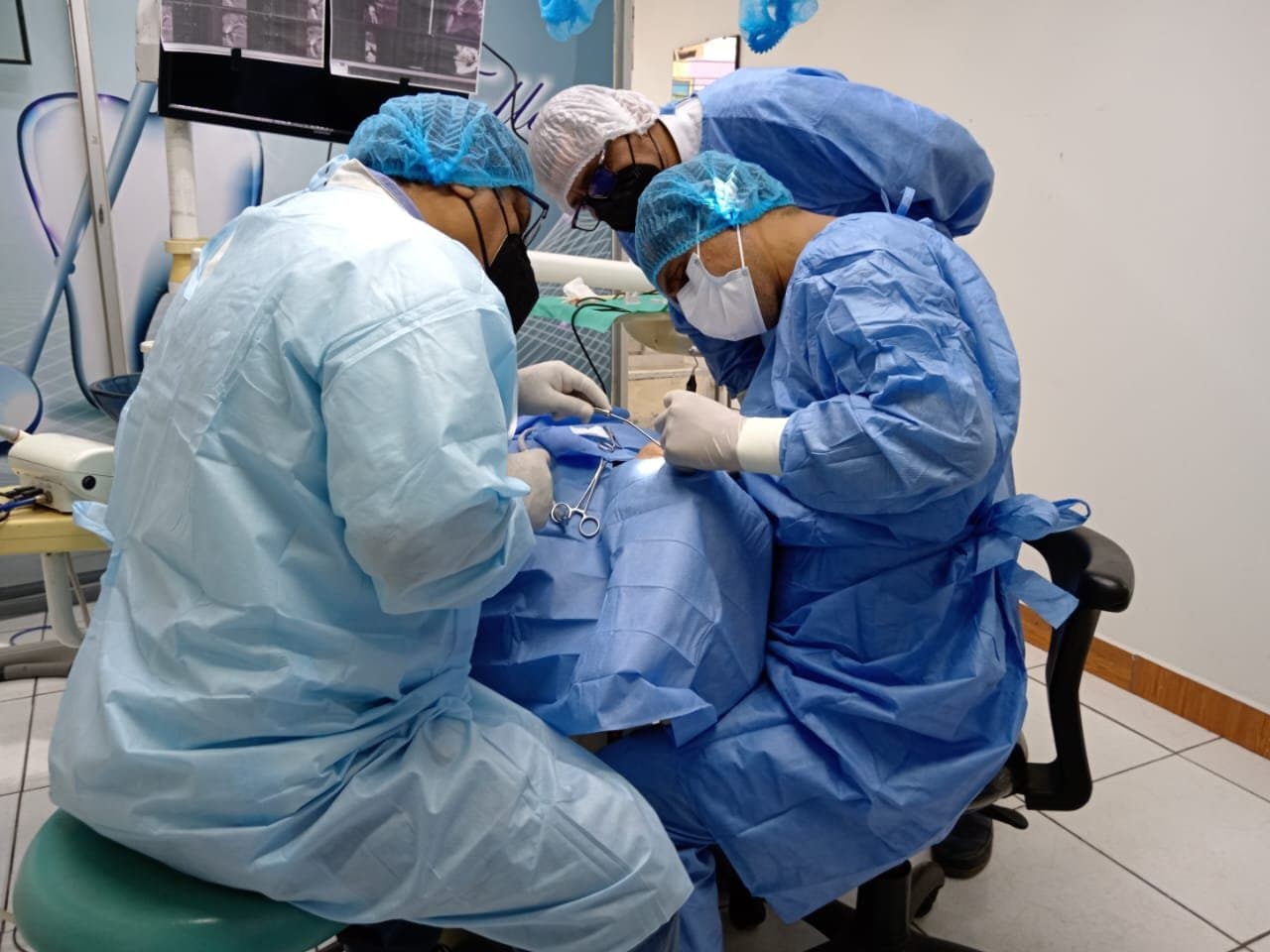Equipo dental en plena intervención