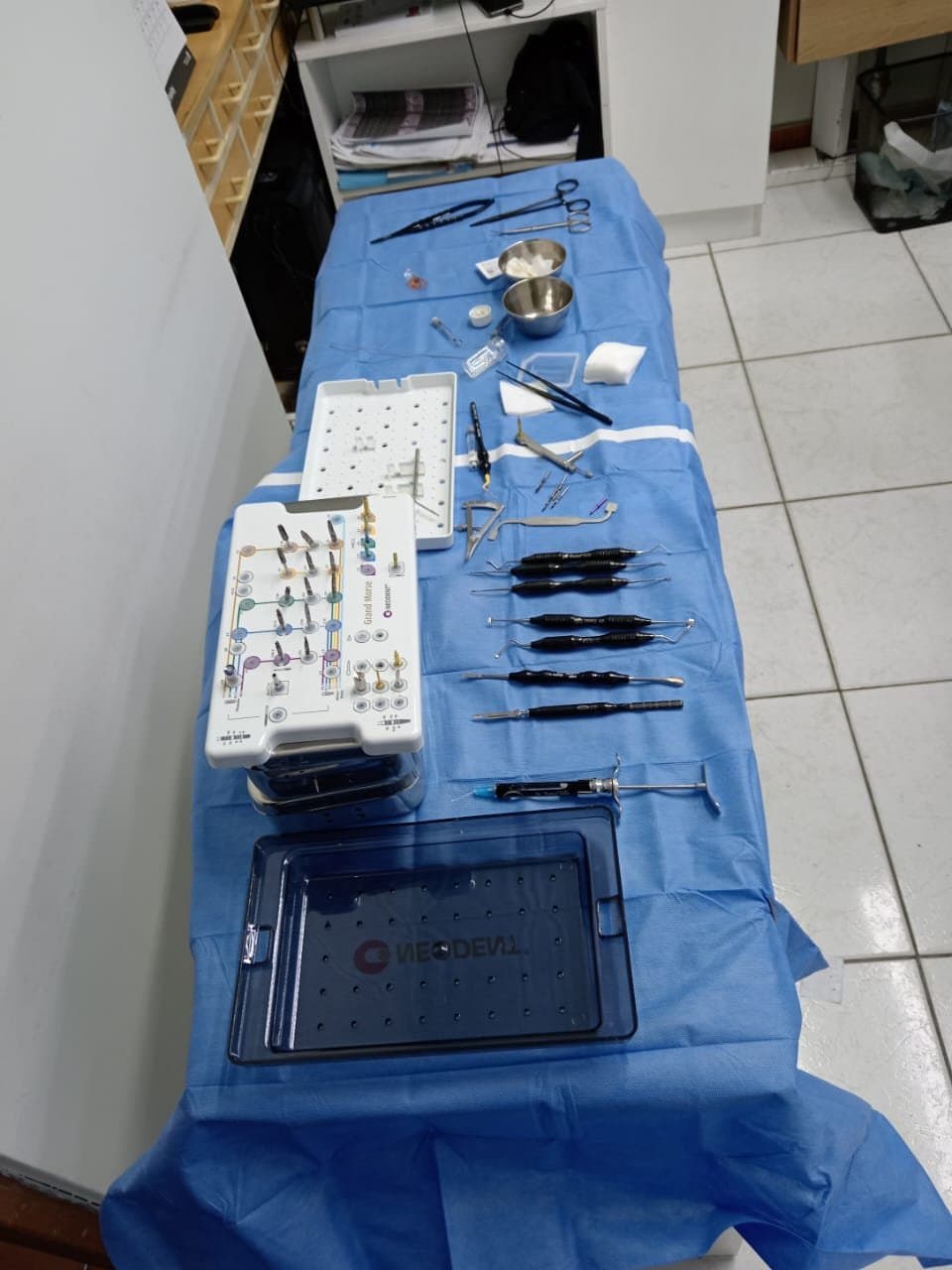 Instrumental esterilizado listo para el procedimiento