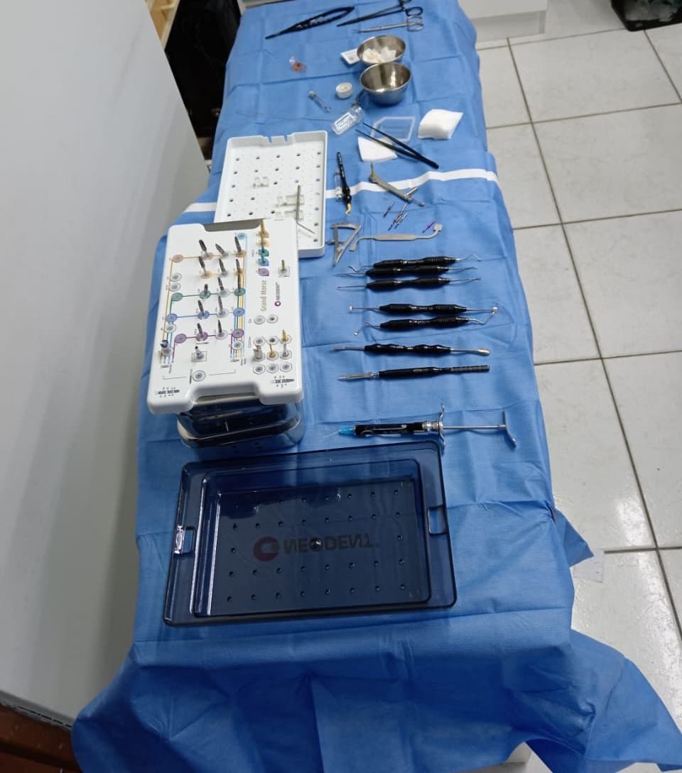 Kit de implantes y instrumental quirúrgico