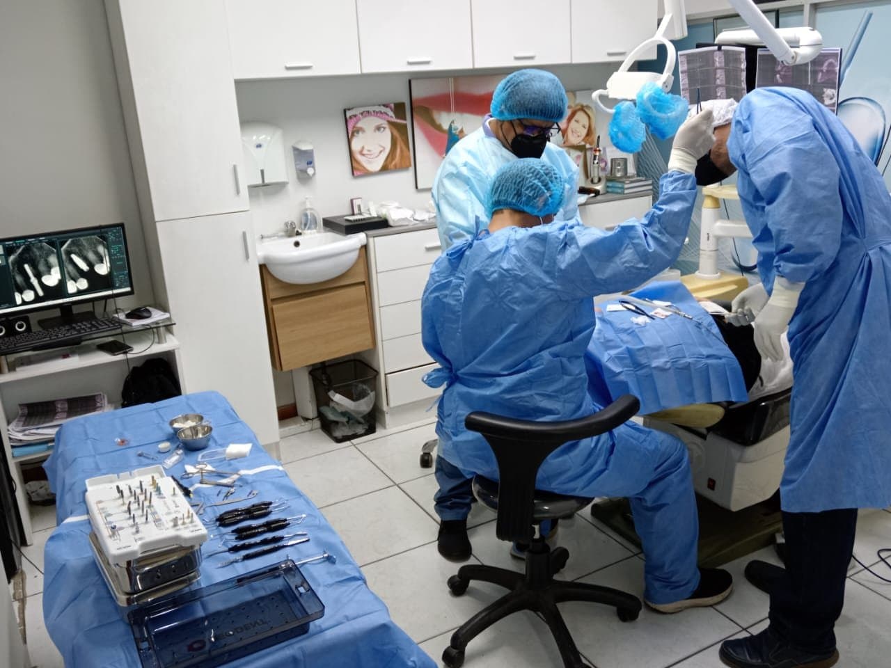 Consultorio equipado durante un procedimiento