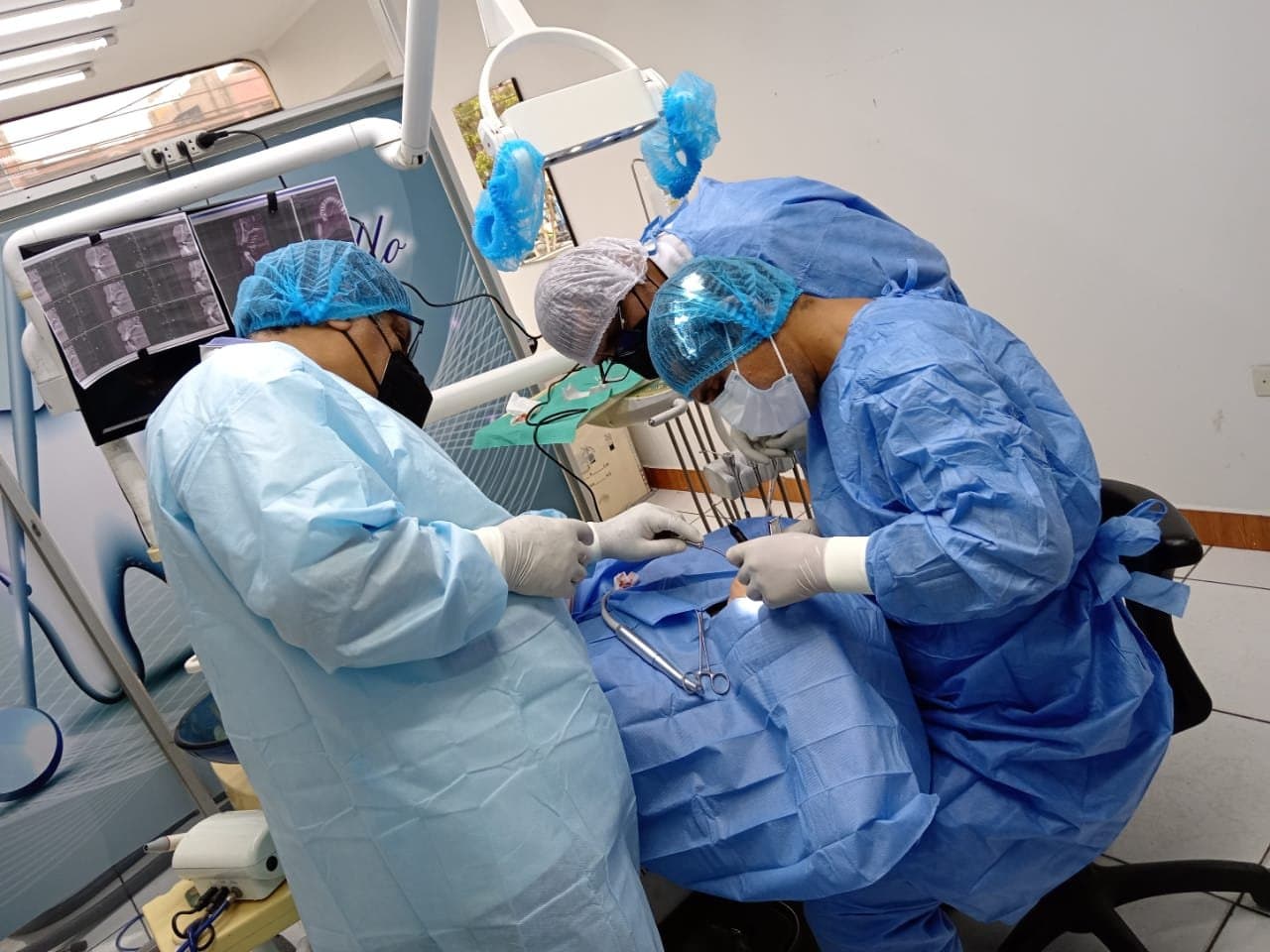 Equipo médico coordinando el tratamiento